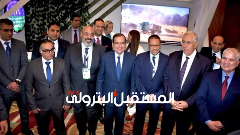الملا يتفقد جناح المصرية لتسويق الفوسفات