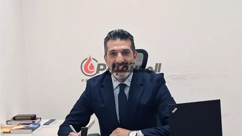 أيمن حسين يكتب : أيهما تفضل..مديرك الضعيف أم القوي؟