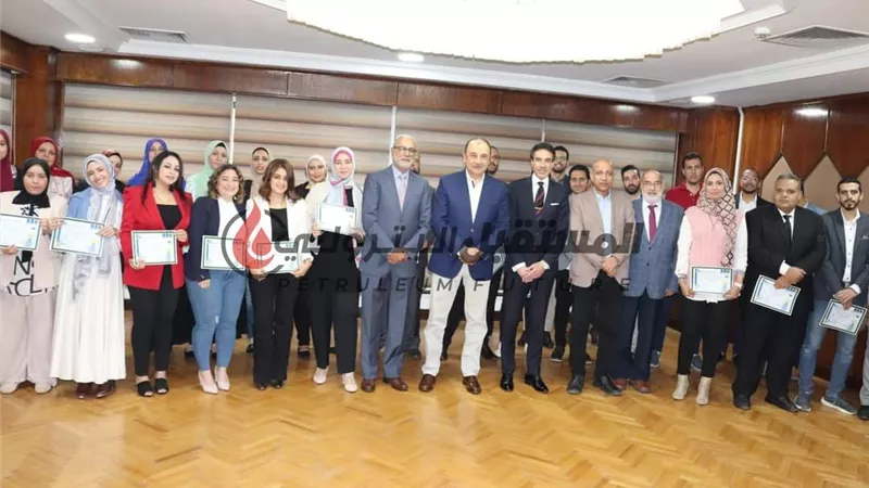وزير قطاع الأعمال العام يشهد تسليم شهادات برنامج تدريبي لرفع قدرات مهندسي شركات القابضة للتشييد