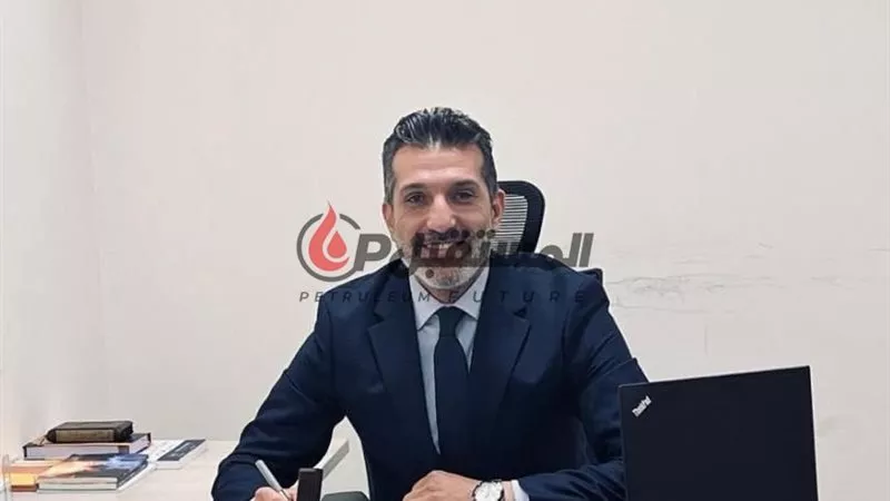 أيمن حسين يكتب : من هو الأنْجَح: صاحب كلمة الحق أم المتملق؟