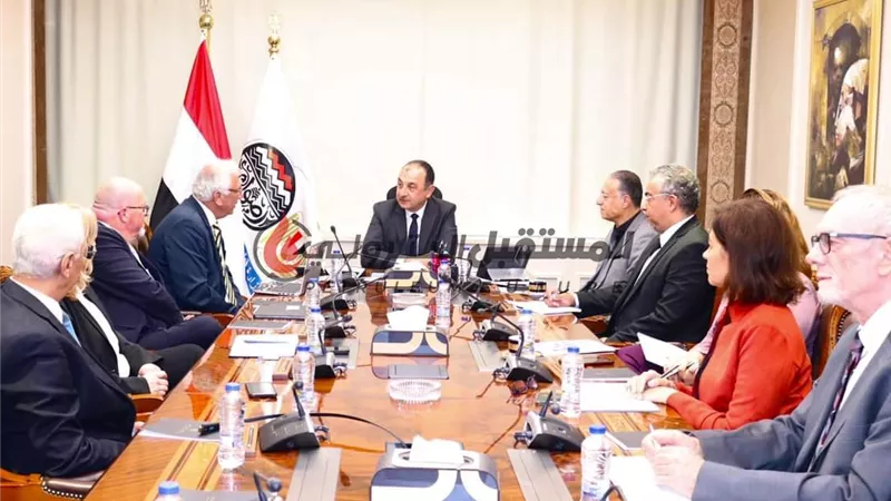 وزير قطاع الأعمال العام يبحث مع وفد من الشركات الألمانية والغرفة الألمانية فرص التعاون في إنتاج وتصدير الهيدروجين الأخضر