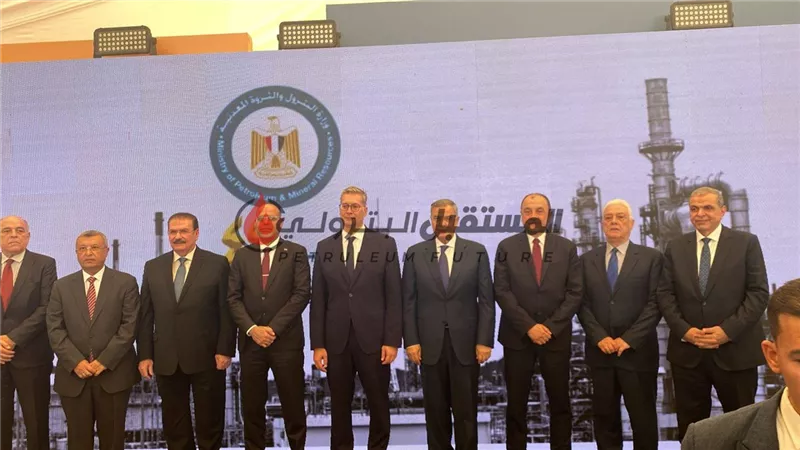 بالصور: البترول تكرم الوزراء السابقين في العيد ال49