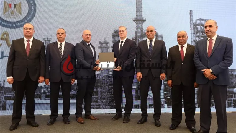 تكريم مدير عام الكهرباء بأسيوط لتكرير البترول