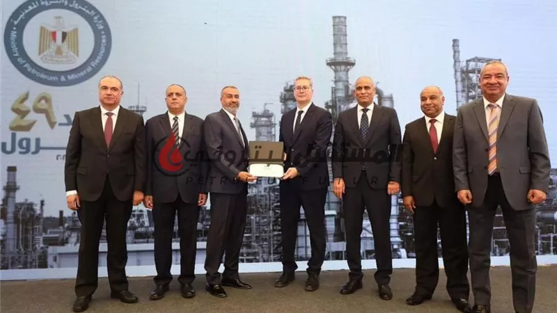 تكريم أحمد دردير العامل المثالى بشركة النصر للبترول 