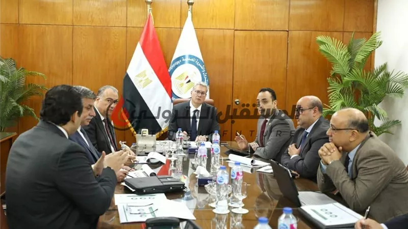 بدوي يتابع مشروعات تحويل السيارات للعمل بالغاز الطبيعي