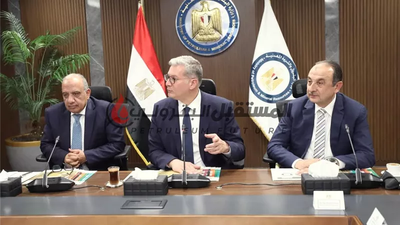 وزراء البترول والكهرباء و قطاع الأعمال العام خلال اجتماع اللجنة العليا لمؤتمر ايجبس 2025