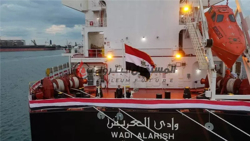 رئيس الوزراء يشهد رفع العلم المصري على السفينة 