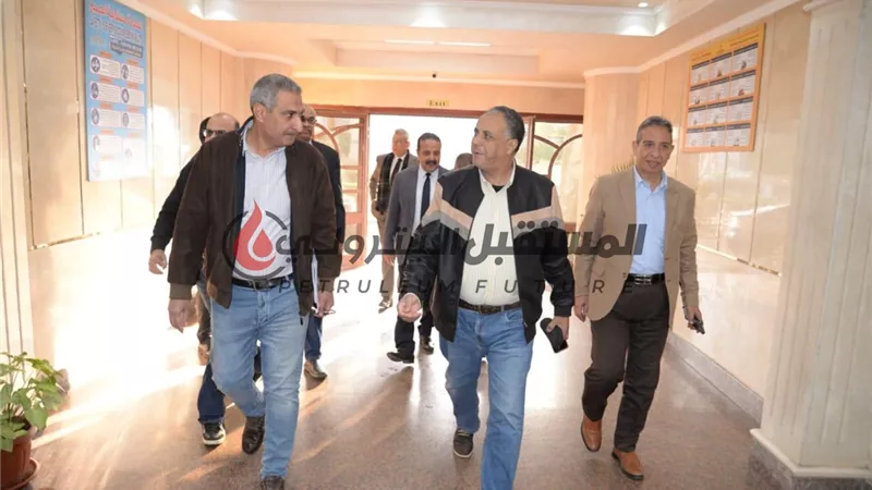 بالصور: صلاح عبدالكريم يتفقد شركات البترول بمسطرد