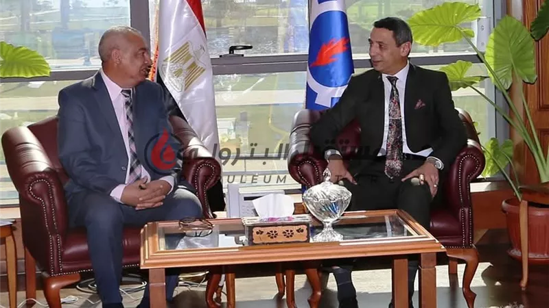محافظ السويس يستقبل رئيس المنطقة الجغرافية البترولية 