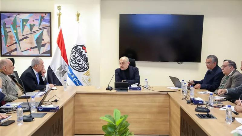 وزير قطاع الأعمال العام يتابع آخر مستجدات مشروعات قطاع الصناعات المعدنية التابع للوزارة