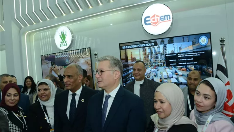 وزير البترول يتفقد جناح القابضة للبتروكيماويات