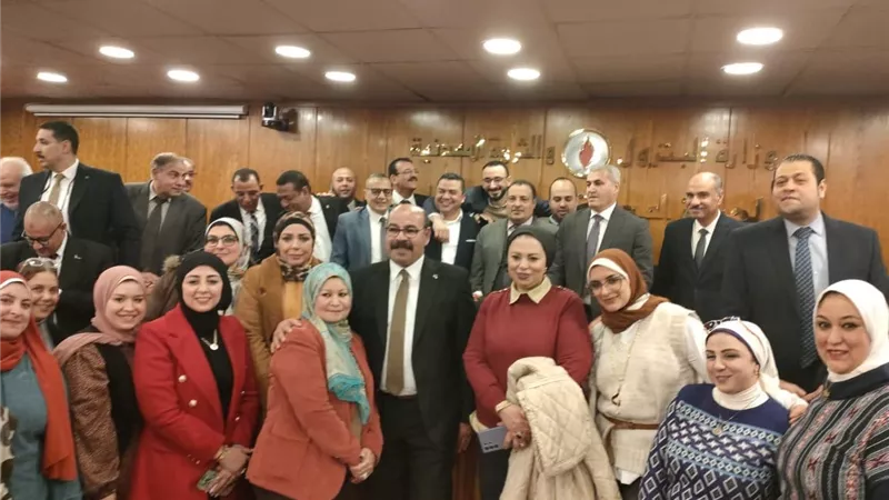هيئة البترول تكرم أحمد شفيق لبلوغه قمة العطاء الوظيفي