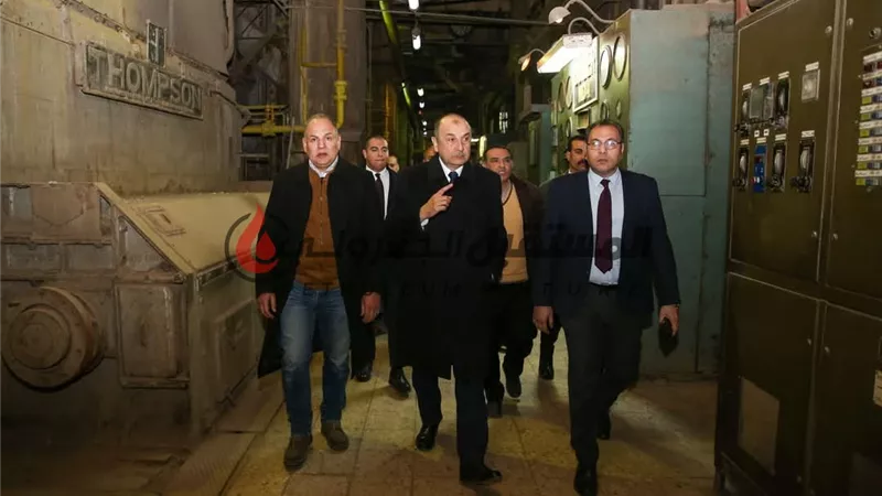 وزير قطاع الأعمال العام يتفقد محطة الكهرباء والمصانع القديمة بشركة غزل المحلة
