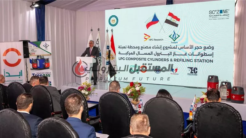 رئيس المنطقة الاقتصادية يضع حجر أساس 