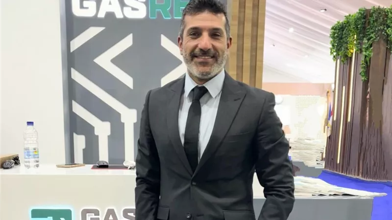 أيمن حسين يسأل أصحاب المناصب: هل يشعر من يعملون معكم بالأمان؟