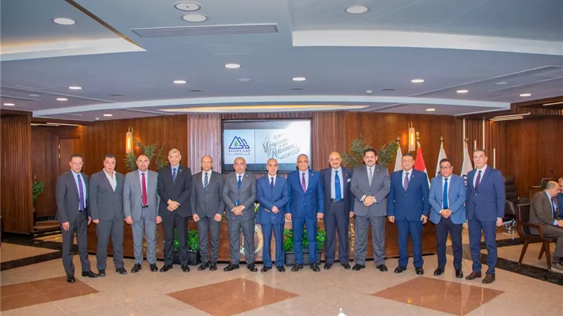 بالصور: قنديل ورؤوساء شركات الغاز يكرمون محسن مطاوع