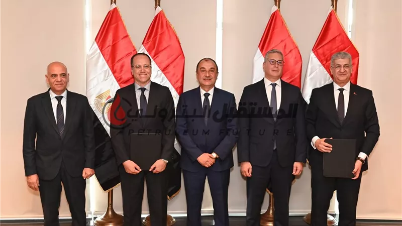 وزيرا قطاع الأعمال والبترول يشهدان توقيع عقد 