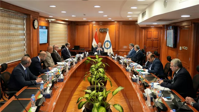 أخيراً: جهاز تنظيم الغاز يناقش موضوعات استراتيجية لدعم التنافسية والصناعة
