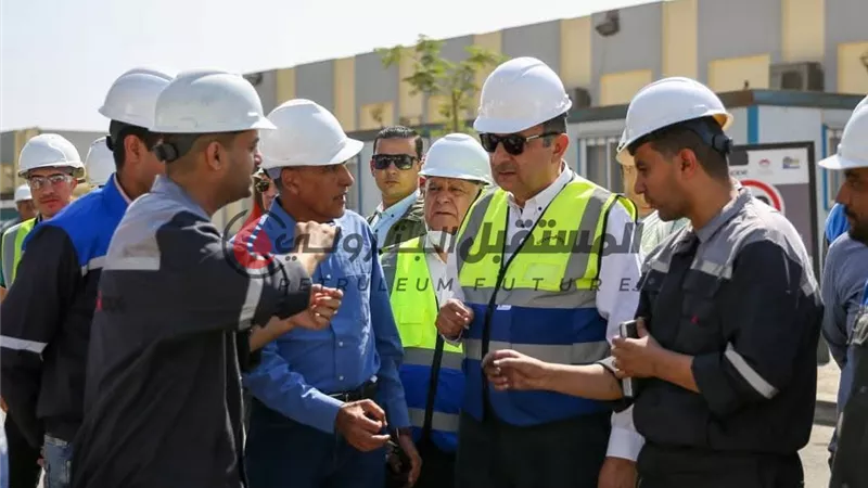 الشيمي يتفقد التشغيل التجريبي لمصنع بلوكات الأنود الكربونية بالسخنة 