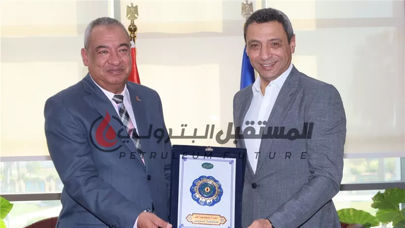 محافظ السويس يكرم المهندس محمد عبدالله رئيس النصر للبترول لبلوغة قمة العطاء الوظيفى 