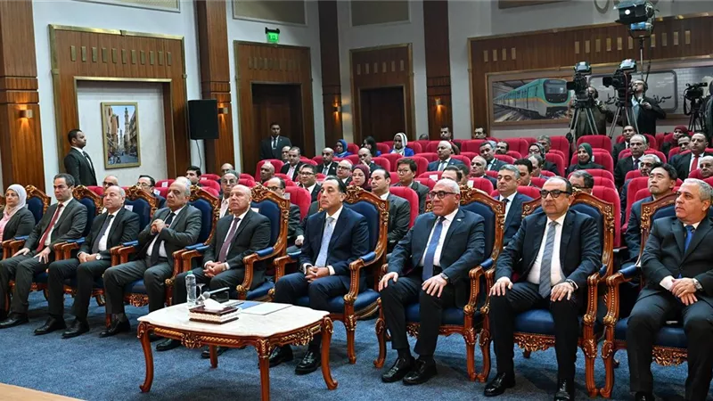 رئيس الوزراء يتفقد أعمال تطوير مصنع عربات السكك الحديدية ومترو الأنفاق 