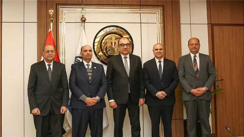 وزير قطاع الأعمال العام يشهد توقيع 