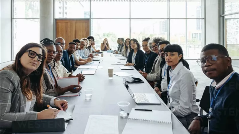 سياسة تعيين المستشارين..والدرس للجميع