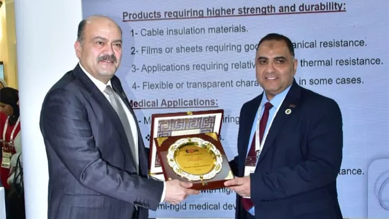 تنفيذاً لتوجهات الوزير: علاء عبدالفتاح يكرم البتروكيماويات المصرية لدورها في توطين الصناعات المتخصصة
