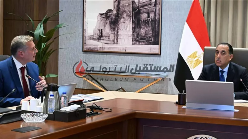رئيس الوزراء يلتقي وزير البترول والثروة المعدنية لاستعراض عددٍ من ملفات عمل الوزارة           
