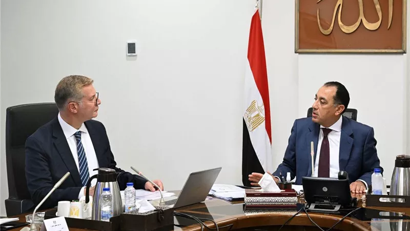 رئيس الوزراء يتابع مع وزير البترول عددا من ملفات العمل