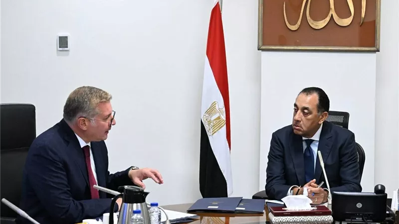 رئيس الوزراء يتابع مع وزير البترول عدداً من ملفات العمل