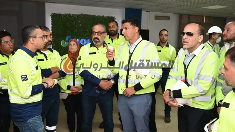 وزير الصناعة يتفقد مصنع شركة هولسيم مصر للأسمنت (لافارج سابقاً) بالسخنة