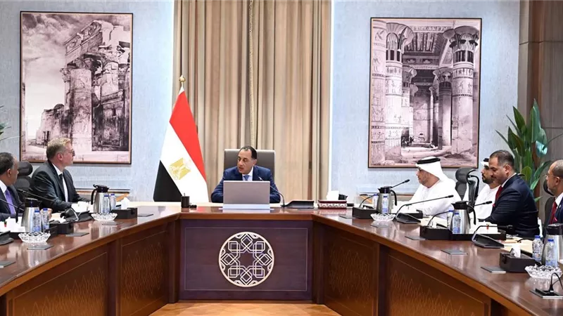 رئيس الوزراء يلتقي مع مسئولي إمارة الفجيرة لمتابعة الإجراءات والخطوات لاستكمال تنفيذ المشروع