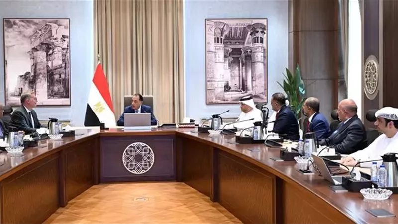 رئيس الوزراء يلتقي مع مسئولي إمارة الفجيرة لمتابعة الإجراءات والخطوات لاستكمال تنفيذ المشروع