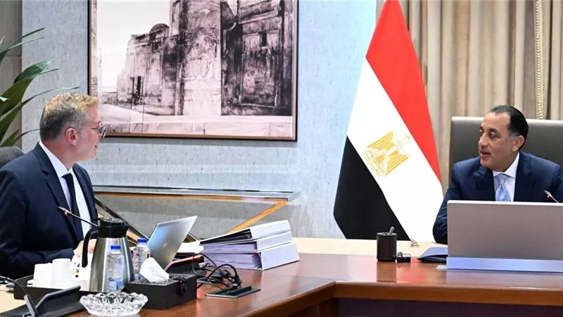 رئيس الوزراء يتابع مع وزير البترول عدداً من ملفات العمل