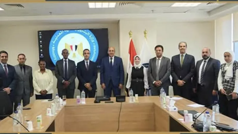 البترول تبحث مع كينيا سبل التعاون في مجالات الطاقة وخفض الانبعاثات الكربونية