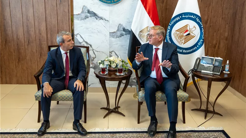  وزير البترول يبحث مع «إيني» الإيطالية التعجيل بتنمية الاكتشافات الجديدة وزيادة الإنتاج والتوسع في أعمال الاستكشاف في مصر