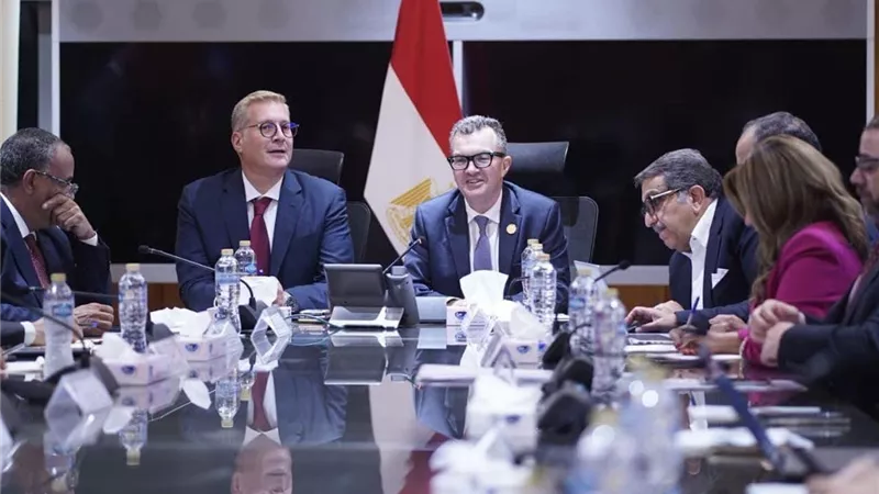 وزيرا التخطيط والبترول يناقشان تطورات أداء القطاع وتطوير الخدمات