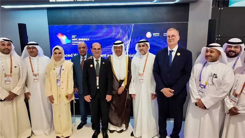 وزير الطاقة السعودي ووزيرا البترول والكهرباء يتفقدون جناح قطاع البترول المصري