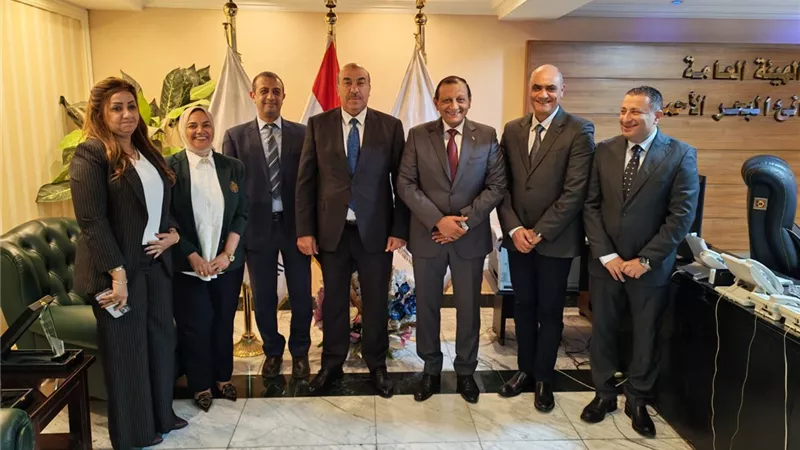 غرفة ملاحة السويس والبحر والأحمر تكرم رئيس بتروتريد أحمد شحاتة