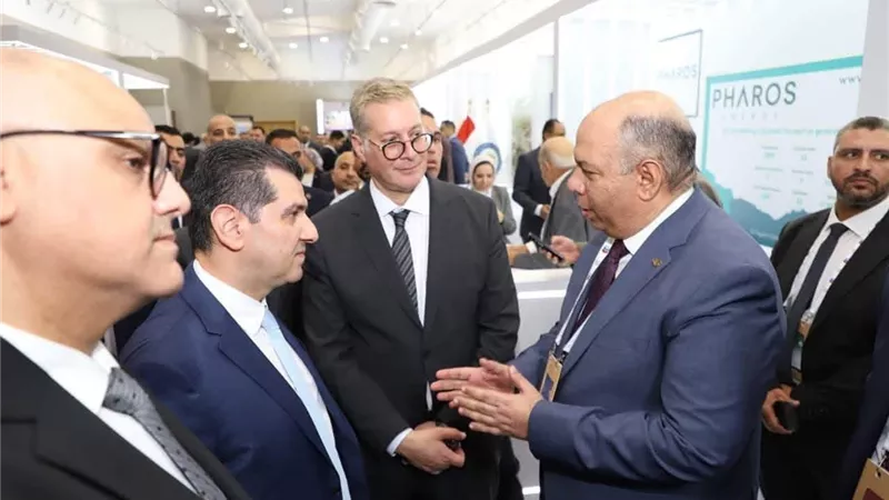 وزير البترول يتفقد جناح صان مصر بالموك